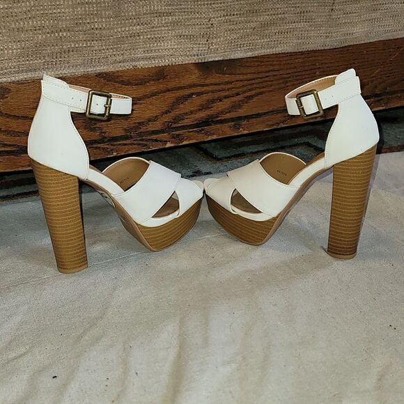Beautiful Like New Charlotte Russe White Sandal 5" Heels! - Picture 4 of 12